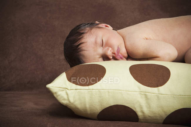 Nacktes Neugeborenes schläft auf Kopfkissen — Stockfoto