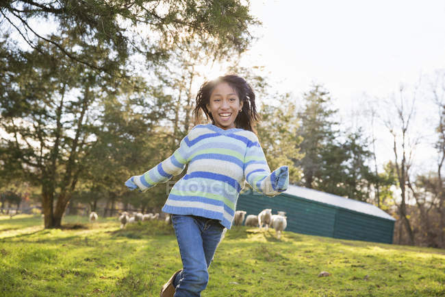 Menina em um top listrado azul correndo — Fotografia de Stock