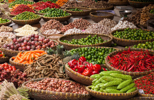 Овощи в мисках на рынке — стоковое фото