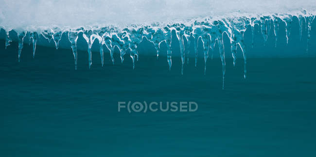 Icicli appesi all'iceberg — Foto stock