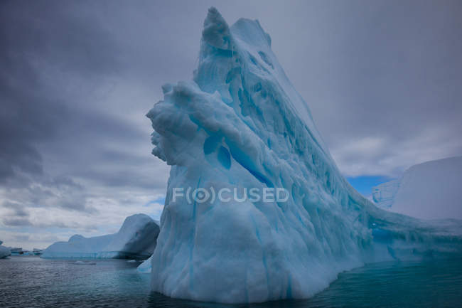 Прекрасный огромный айсберг — стоковое фото