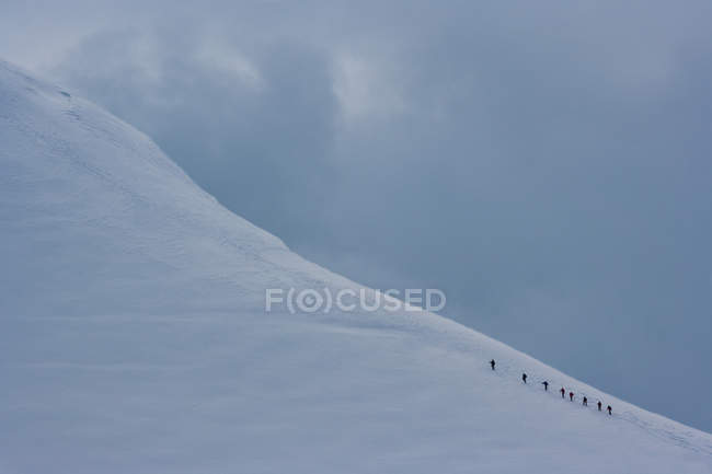 Alpinistas na cordilheira — Fotografia de Stock
