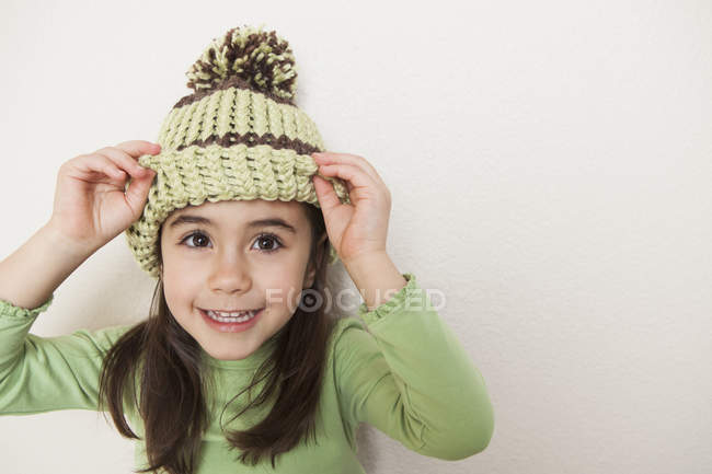 Menina com chapéu de malha com um pom pom . — Fotografia de Stock