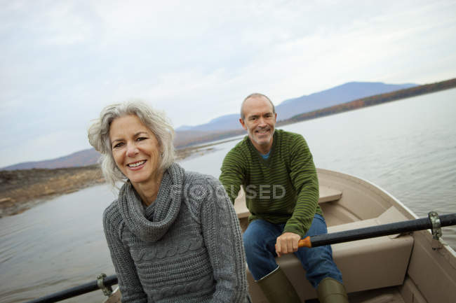 Paar sitzt im Ruderboot — Stockfoto