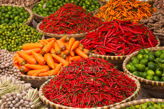 Légumes dans des bols au marché — Photo de stock