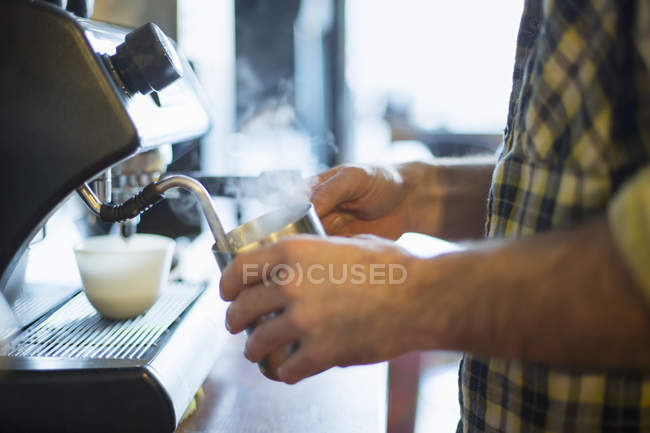 Mann kocht Kaffee — Stockfoto