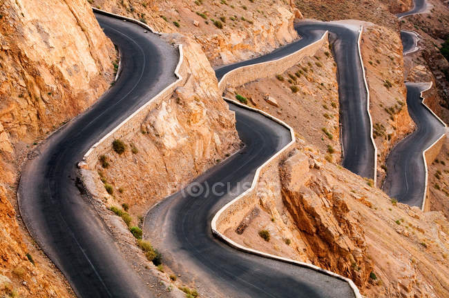 Estrada ventosa pelas montanhas rochosas — Fotografia de Stock