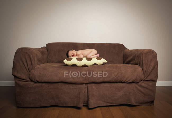 Bebê recém-nascido nu dormindo no travesseiro — Fotografia de Stock