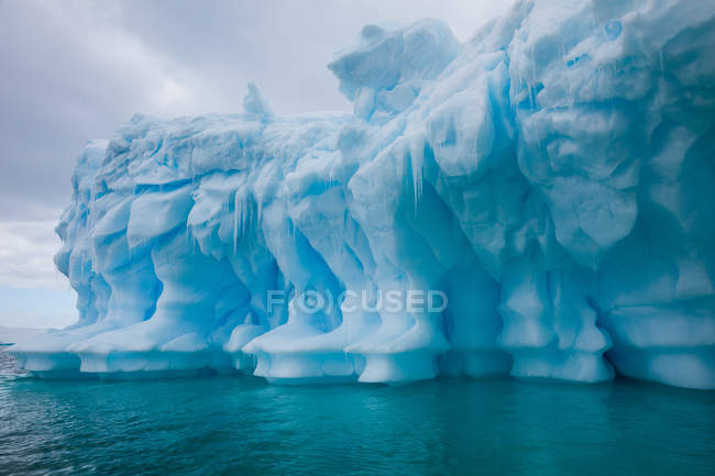 Belo iceberg enorme — Fotografia de Stock