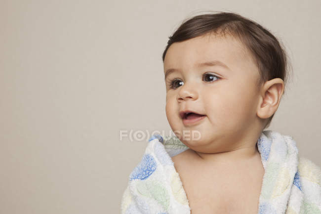 Bébé garçon avec une serviette de bain — Photo de stock