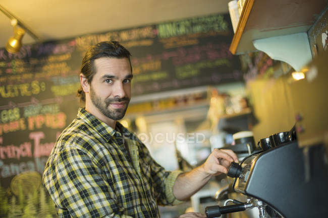 Homme faisant du café . — Photo de stock