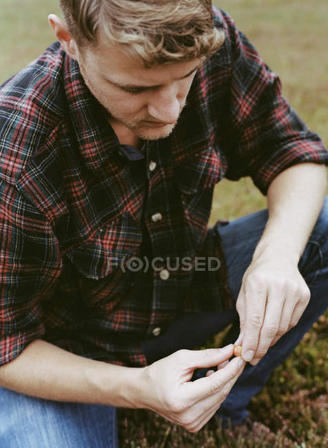 Mann arbeitet auf Preiselbeerfarm — Stockfoto
