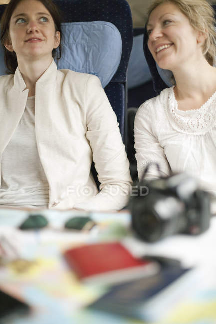 Жінки сидять у потязі — стокове фото
