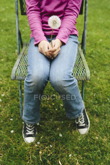 Girl holding a dandelion — Stock Photo
