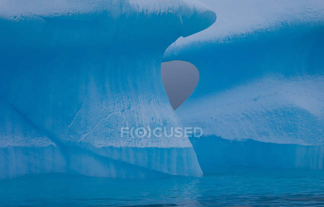 Iceberg con erosione e cambiamento di forma — Foto stock