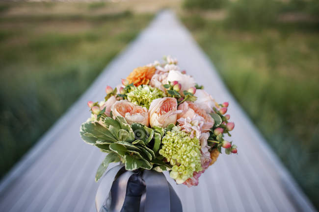 Tisch mit einem Strauß frischer Blumen — Stockfoto