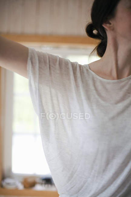 Donna che indossa una maglietta leggera — Foto stock