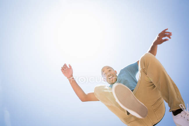 Mann springt in die Luft. — Stockfoto