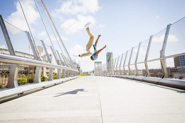 Homme sautant sur un pont . — Photo de stock