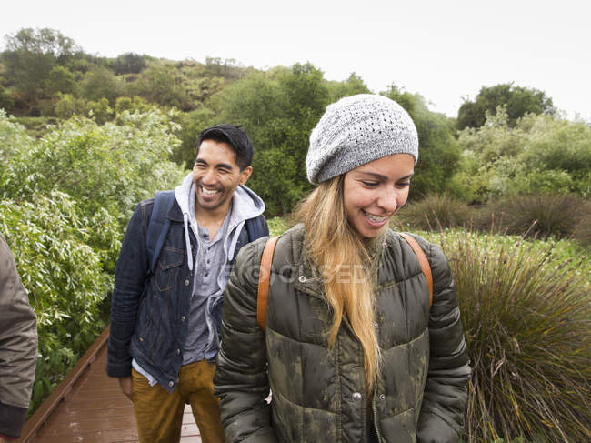 Donna e uomo che camminano in un parco . — Foto stock