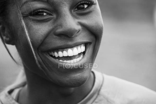Sorridente giovane donna. — Foto stock