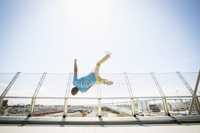 Homem cambaleando em uma ponte . — Fotografia de Stock