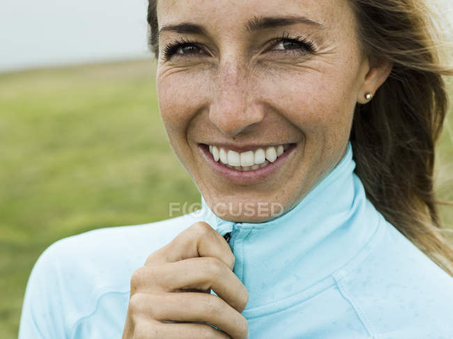 Lächelnde junge Frau. — Stockfoto
