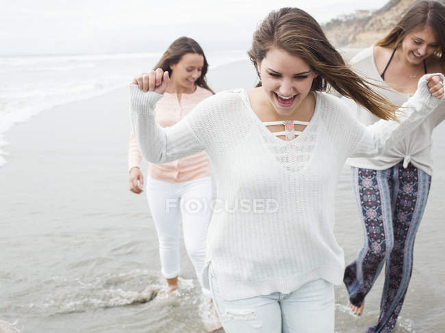 Frauen gehen am Strand spazieren. — Stockfoto