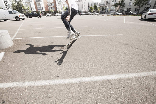 Skateboard uomo in un parcheggio . — Foto stock