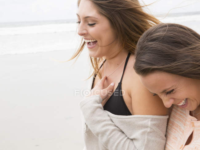Mulheres andando em uma praia . — Fotografia de Stock