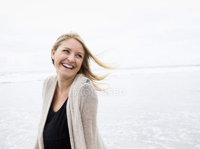 Mujer caminando en una playa - foto de stock