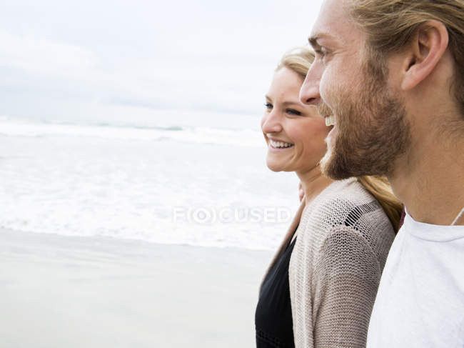 Couple marchant sur une plage — Photo de stock