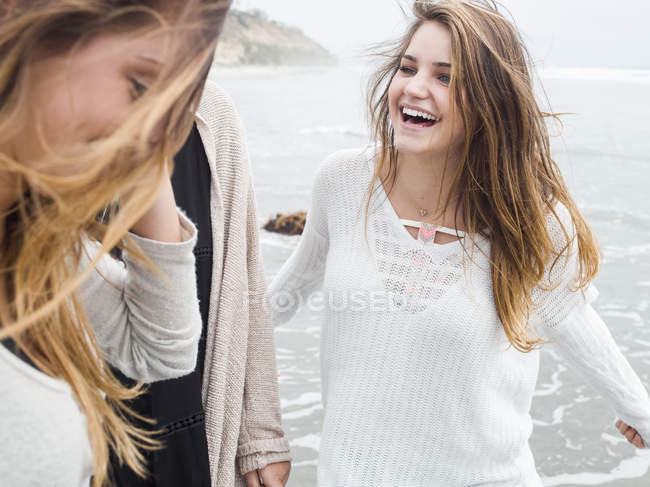 Frauen gehen am Strand spazieren. — Stockfoto