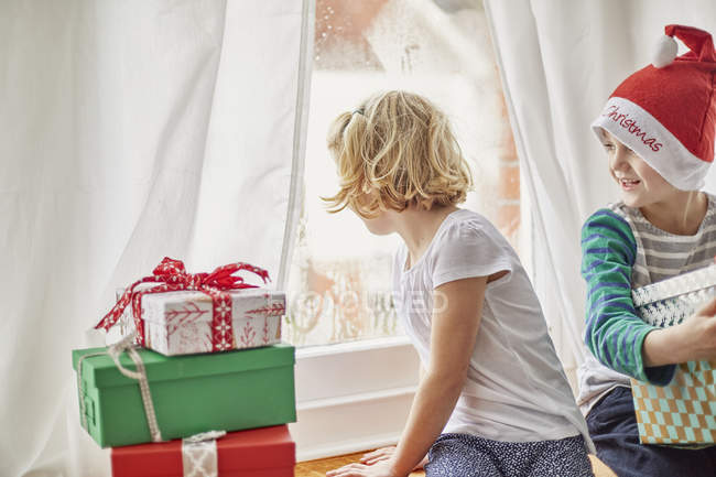 Christmas morning in a family home. — Stock Photo