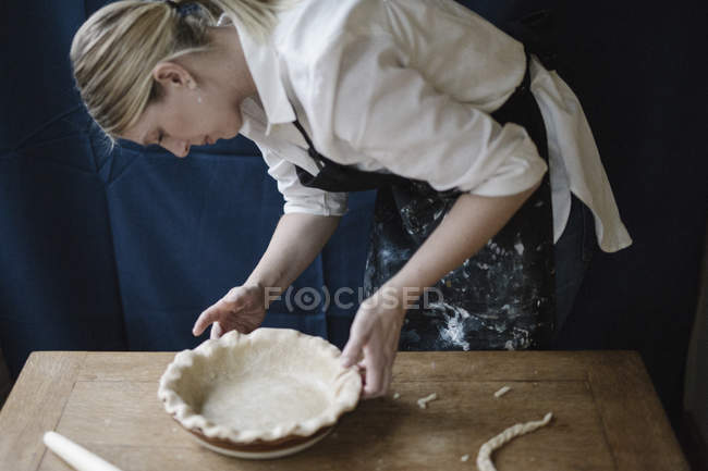 Femme faisant plat de tarte — Photo de stock