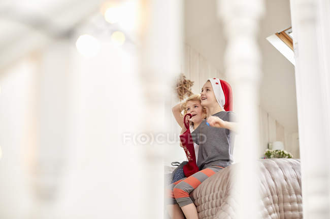Menino e menina vistos através da porta — Fotografia de Stock