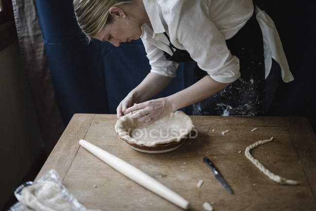 Frau macht Kuchengericht — Stockfoto