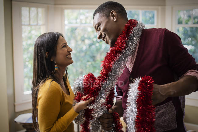 Пара прикрашає будинок на Різдво . — стокове фото