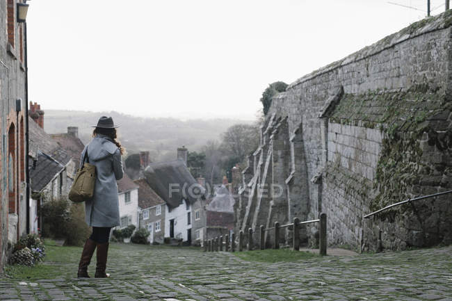Woman at the top of Gold Hill — Stock Photo