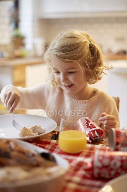 Young girl having meal — Stock Photo