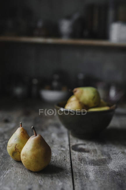 Peras frescas en la mesa . - foto de stock