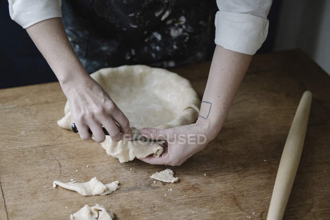 Femme faisant plat de tarte — Photo de stock