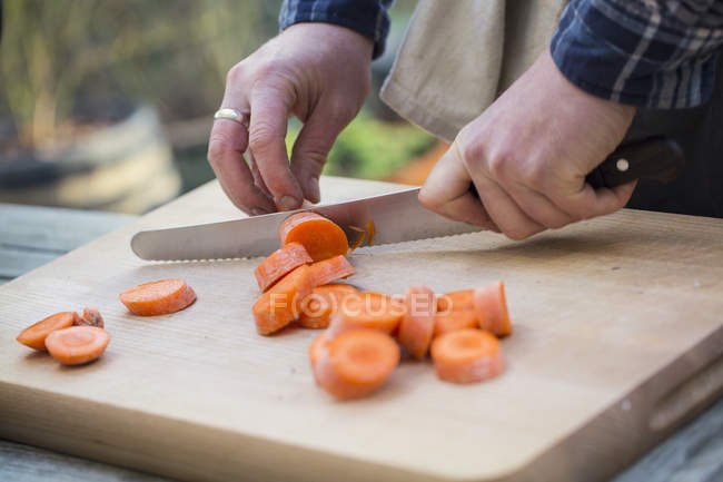 Man slicing carrots. — Stock Photo