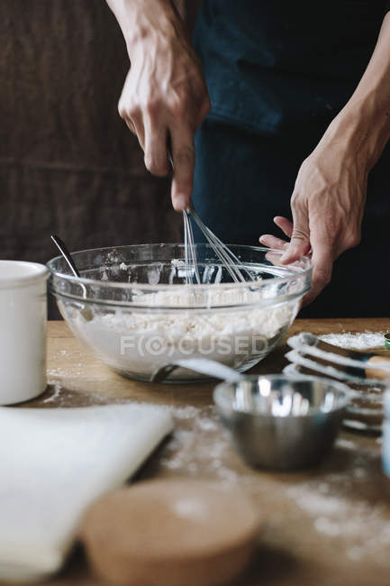 Pessoa usando batedor para misturar ingredientes — Fotografia de Stock
