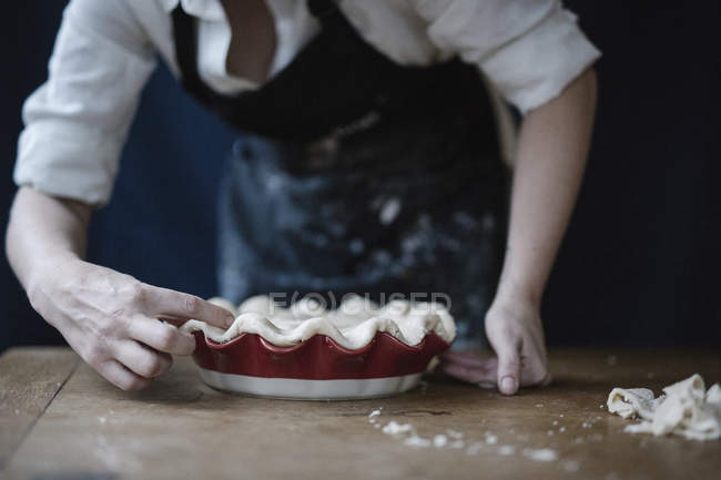 Femme faisant tarte maison . — Photo de stock