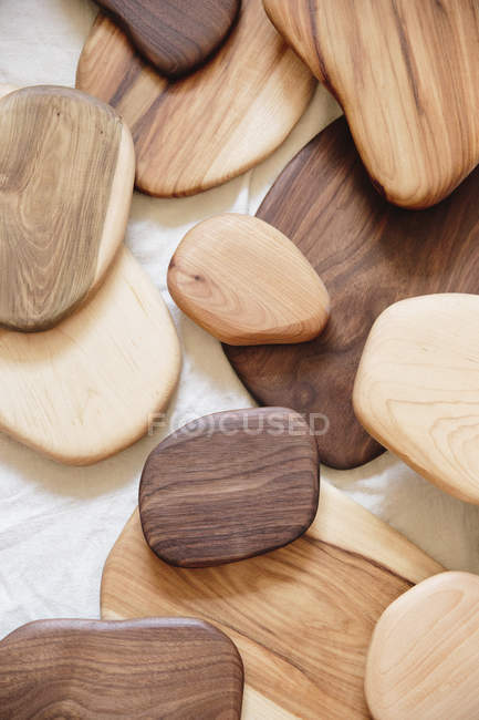 Pequenos objetos de madeira lisa virou — Fotografia de Stock