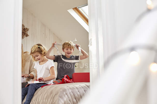 Christmas morning in family home — Stock Photo