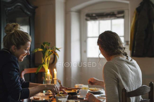 Femmes prenant un repas aux chandelles
. — Photo de stock