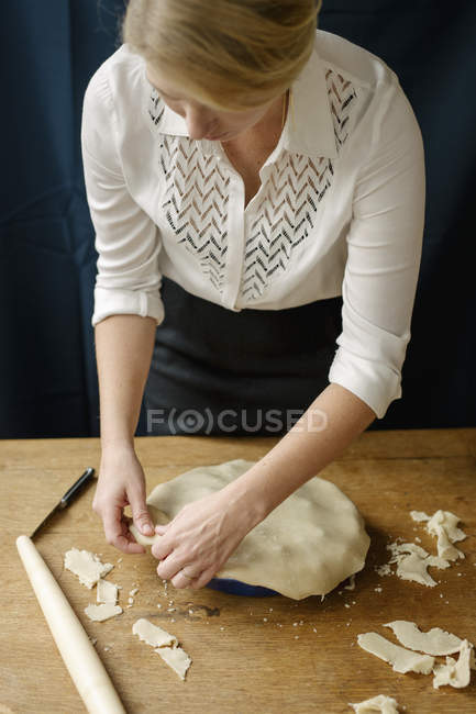 Donna che fa torta fatta in casa . — Foto stock