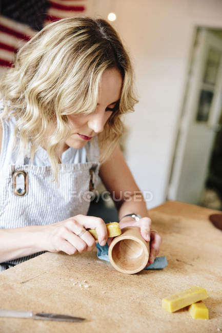 Frau in einer Werkstatt mit einer Wachsplatte — Stockfoto
